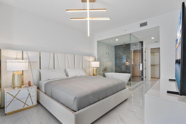 Building Photo - 700 NE 24th St