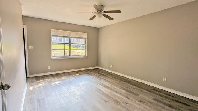 Building Photo - 1235 Riverside Dr