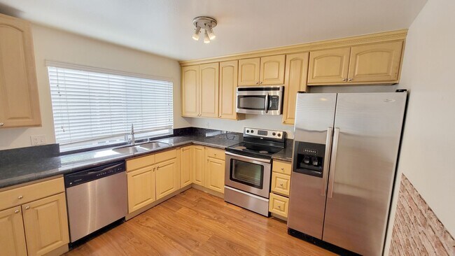Building Photo - 3 bd/2 ba Townhouse close to USD.