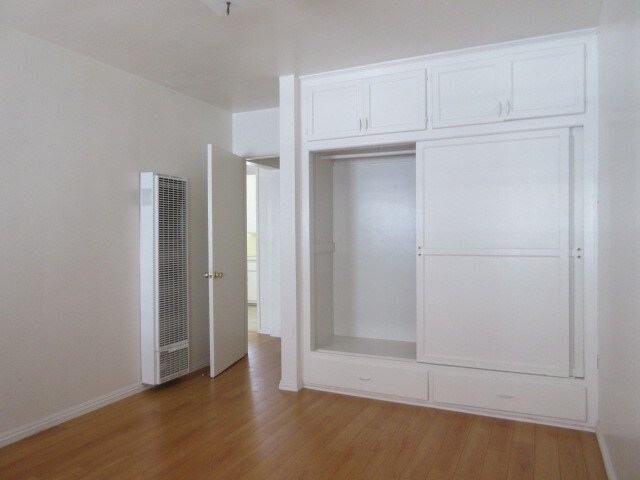 Building Photo - 1410 N Kenmore Ave