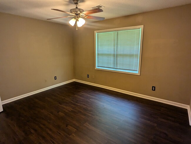 Building Photo - So CLEAN and AFFORDABLE~