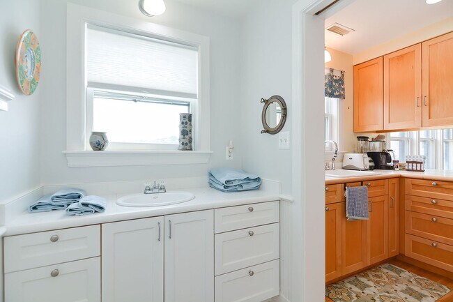 Building Photo - 37 Rocky Neck Ave