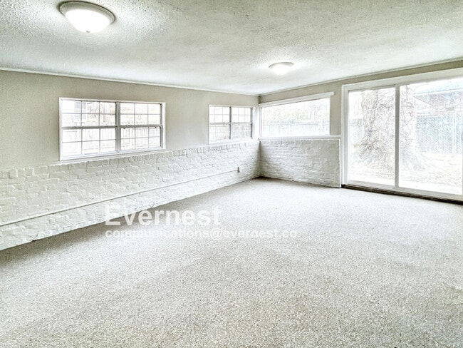 Building Photo - 4905 Eastwood Dr