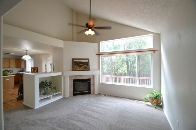 Building Photo - 4 bed 3.5 bath with 2 car garage - Availab...
