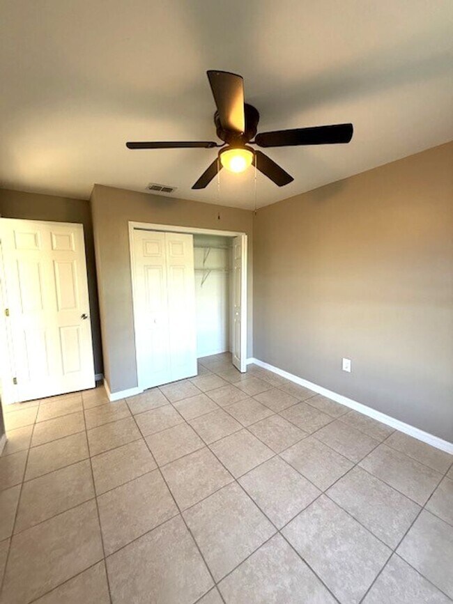 Building Photo - Spacious 3 Bed / 2 Bath Home with Large Ba...