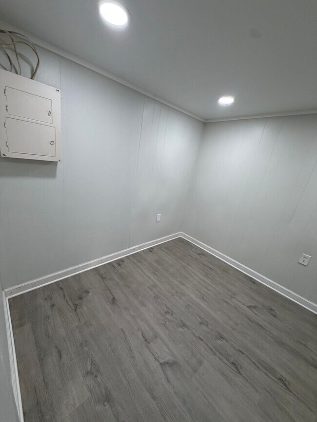 Building Photo - Newly remodeled 2 bedroom