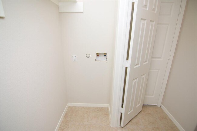 Building Photo - 12039 Clifton Oaks Dr