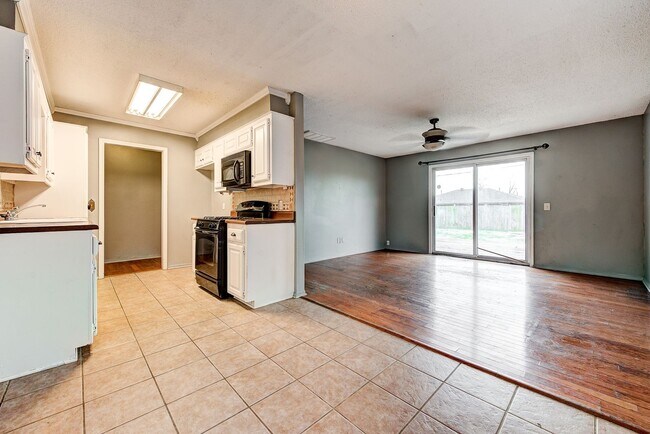 Building Photo - Updated Edmond Home with Newer Flooring