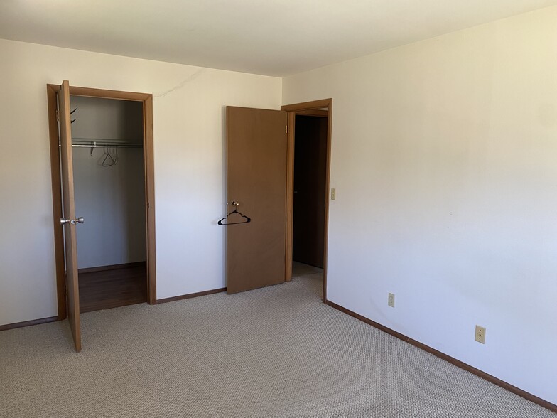 Main Bedroom w/ large walk-in closet - 209 Lake St