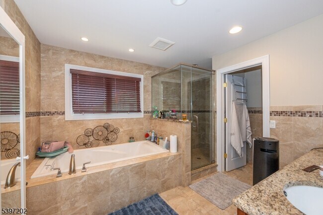 Building Photo - 27 Evergreen Ave