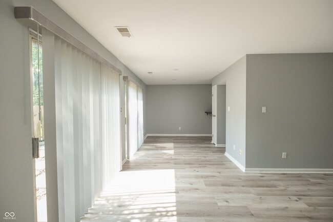 Building Photo - 8283 Sobax Dr