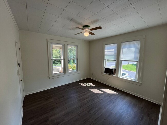 Building Photo - Spacious one bedroom 2nd floor apartment -...