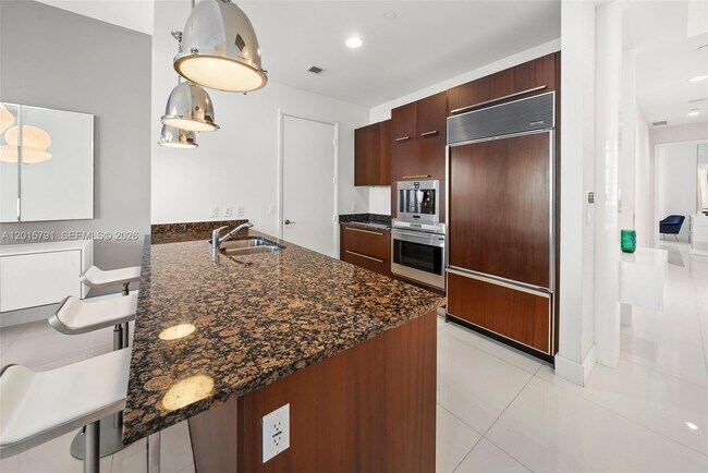 Building Photo - 15901 Collins Ave