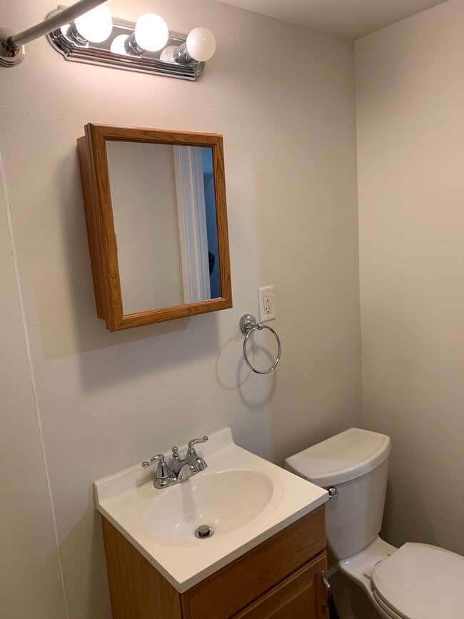 Building Photo - 279 Oak Dr