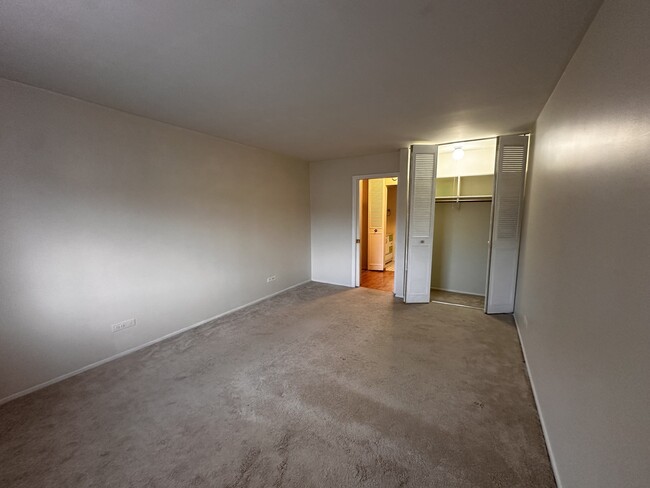 Building Photo - 6961 N Oakley Ave