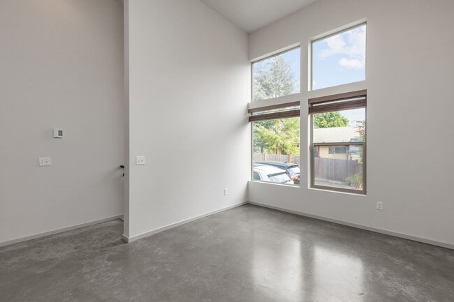 Building Photo - Stylish 3 BR/ 2/5 BA townhouse in Seattle
