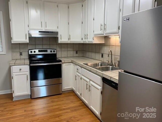 Building Photo - Move-In Ready 3BR/2BA with New Appliances ...
