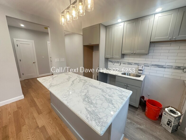 Building Photo - 4 Carol Ave