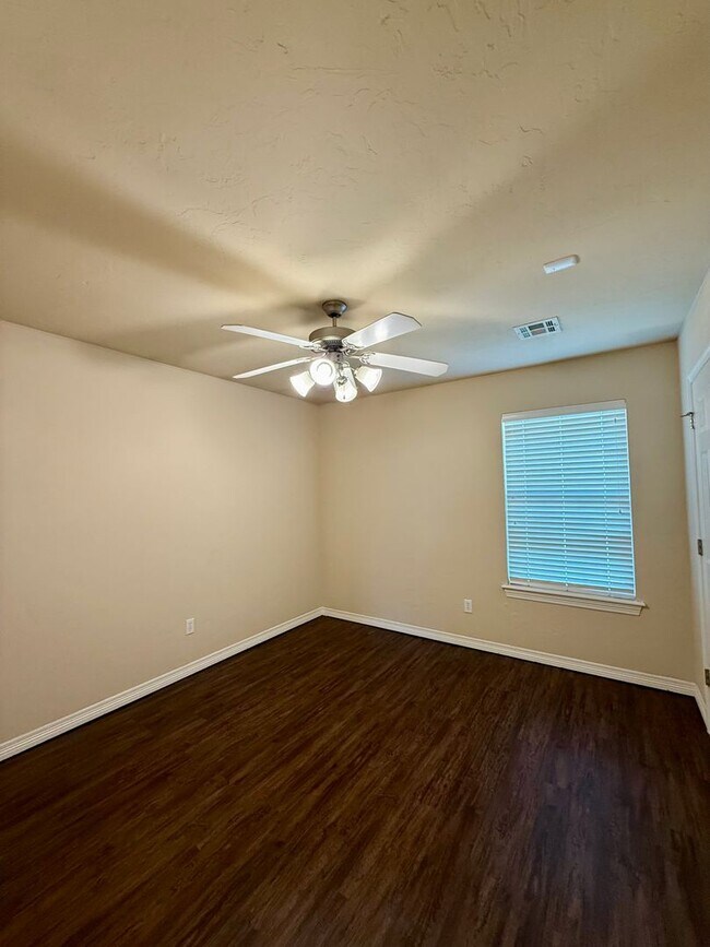 Building Photo - Spacious Home in Apple Valley- Moore