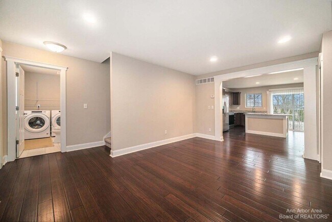 Building Photo - 1 Maple Vlg Ct