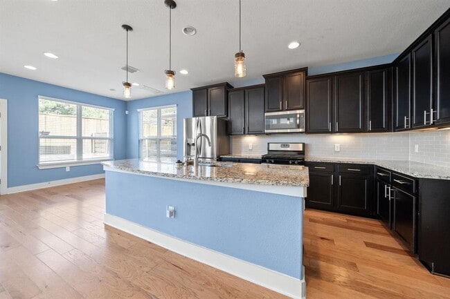 Building Photo - 1406 Casa Dr