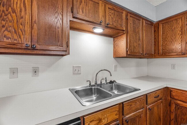 Building Photo - 1309 Country Oaks Dr