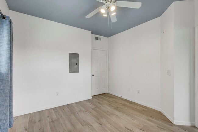 Building Photo - 2320 Gracy Farms Ln