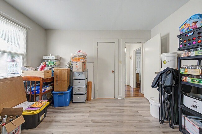Building Photo - Spacious 5-Bedroom Home Near Radford University
