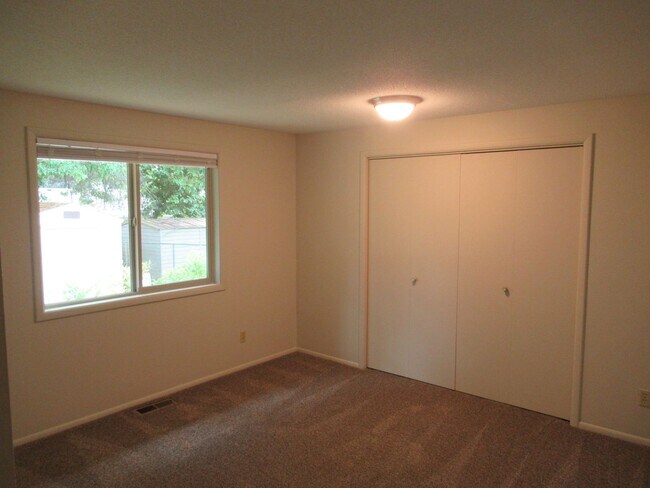 Building Photo - Great Three Bedroom Close South Salem