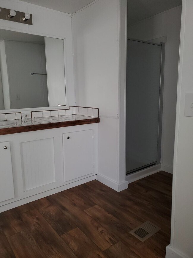 Building Photo - Ready to move in