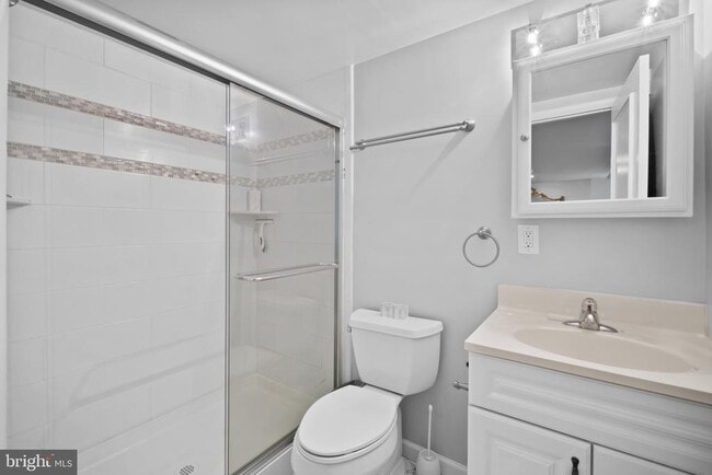 Building Photo - 332 Riverside Dr