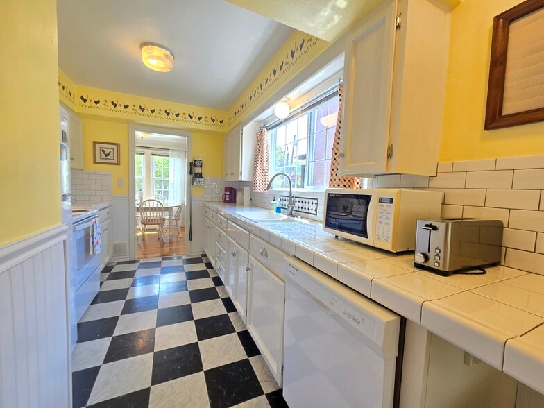 Toaster, Microwave, DW - 1065 13th St NE