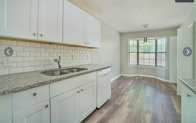 Building Photo - 926 Amberly Dr