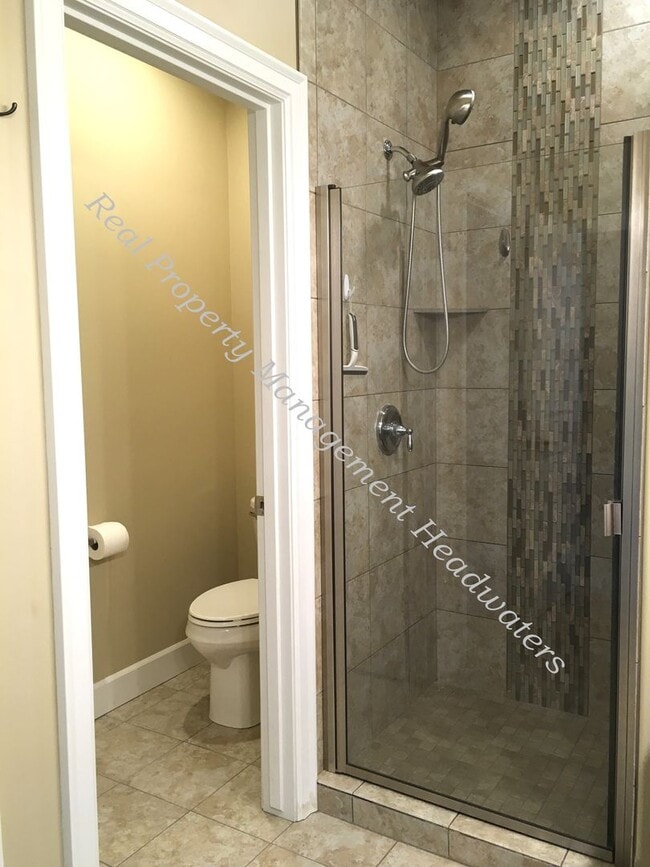 Building Photo - 5 Bedroom 3 Bath House for Rent