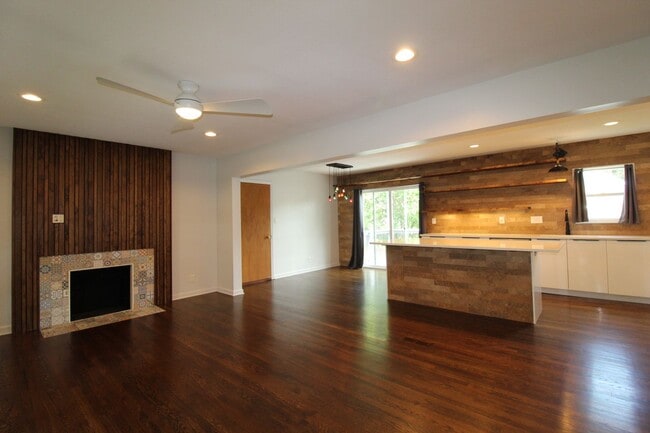 Building Photo - Upgraded 2 Bedroom 1 Bath House In Mission Kansas