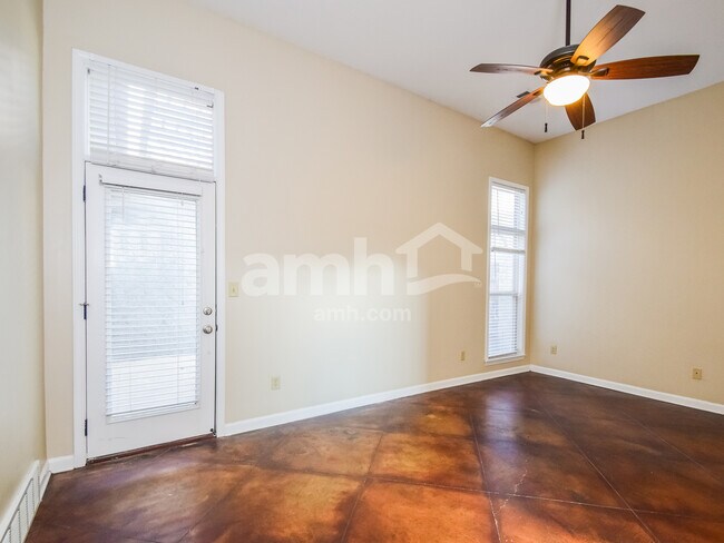 Building Photo - 2406 Lake Garden Dr