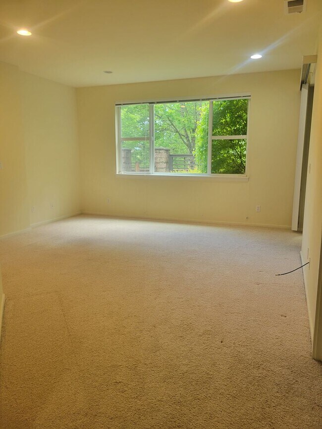 Building Photo - Highly Desirable Community, Beautiful View...