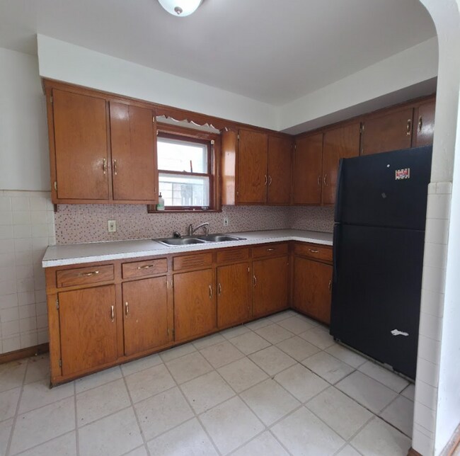 Building Photo - Multi Family Home 3 Bedroom and 1 Bath For Rent