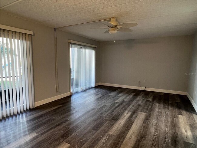 Building Photo - 8825 Bay Pointe Dr