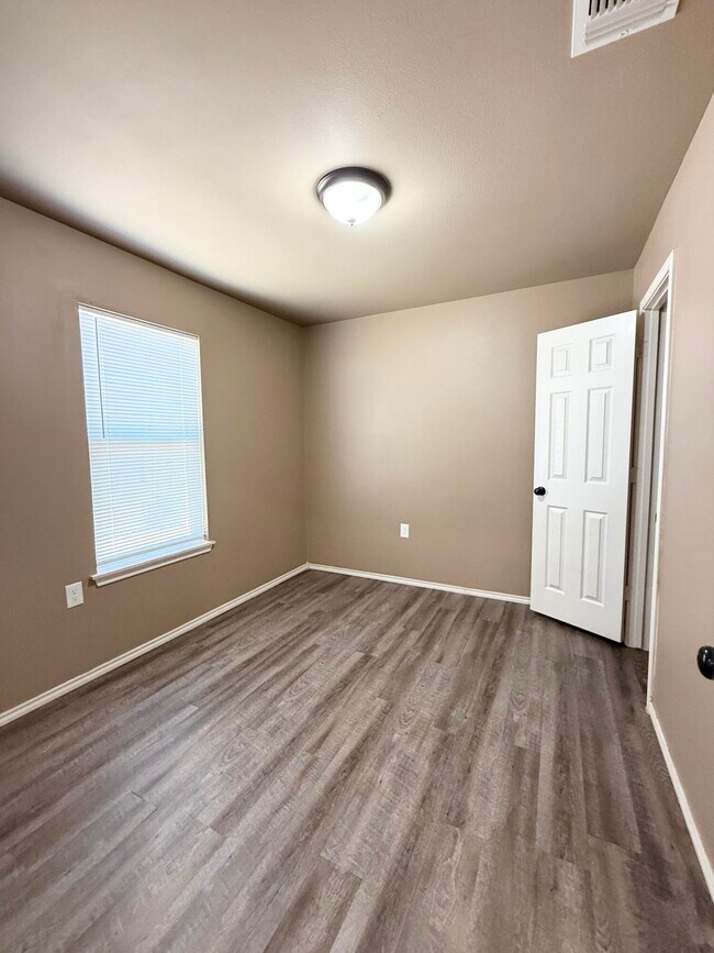 Building Photo - 524 46th St