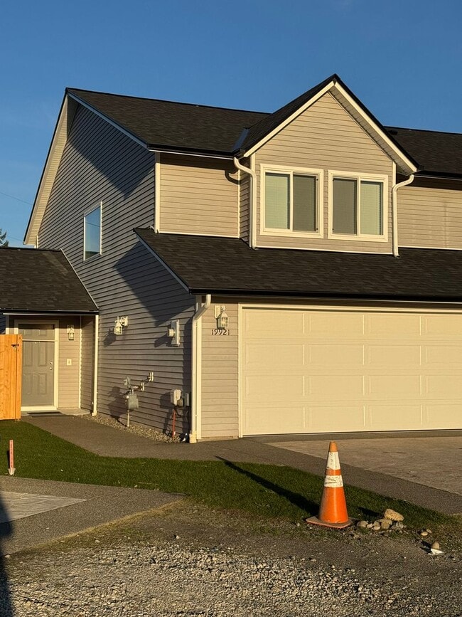 Building Photo - Charming 3-Bed Duplex with 2.5 Baths & 1600 Sq Ft - Prime Spanaway Location!