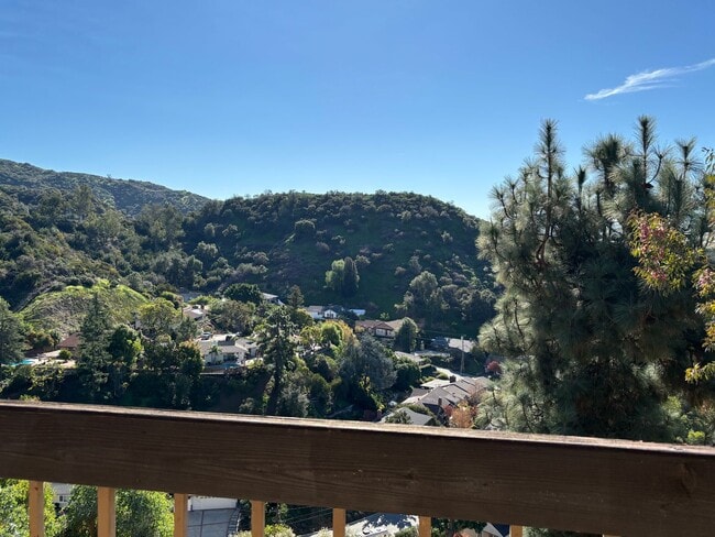 Building Photo - Gorgeous condo with Amazing Views!