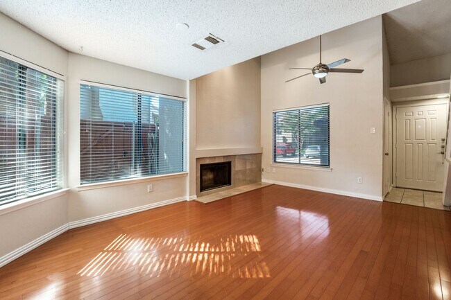 Building Photo - Charming 2 Bed, 2 Bath Condo in North Dall...