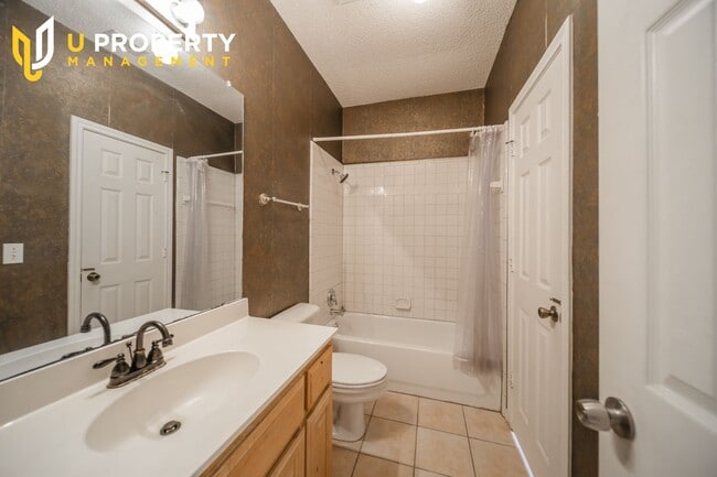 Building Photo - Sweet townhome in the heart of Plano
