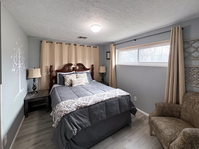 Building Photo - Cozy Basment/Lower Level Apartment