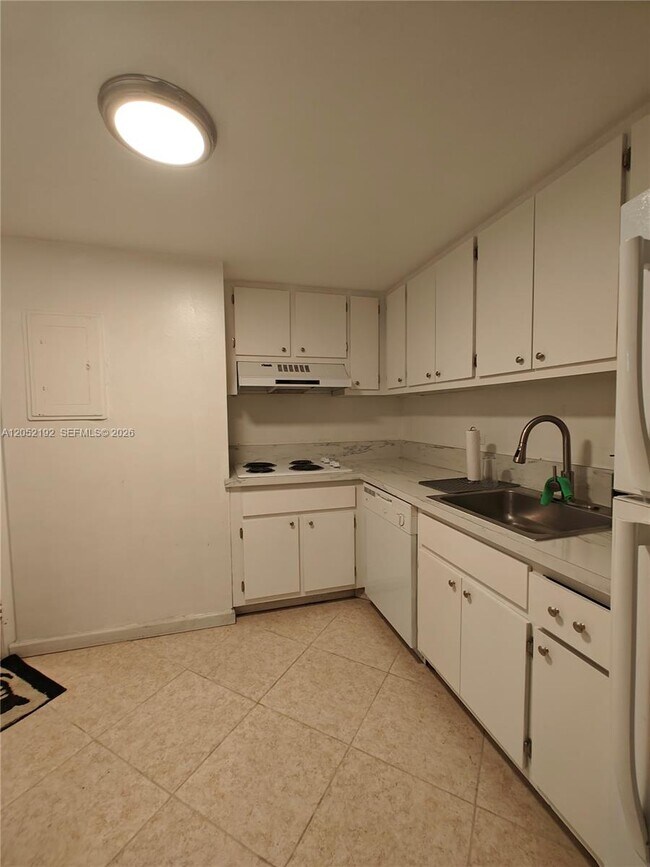 Building Photo - 825 Brickell Bay Dr