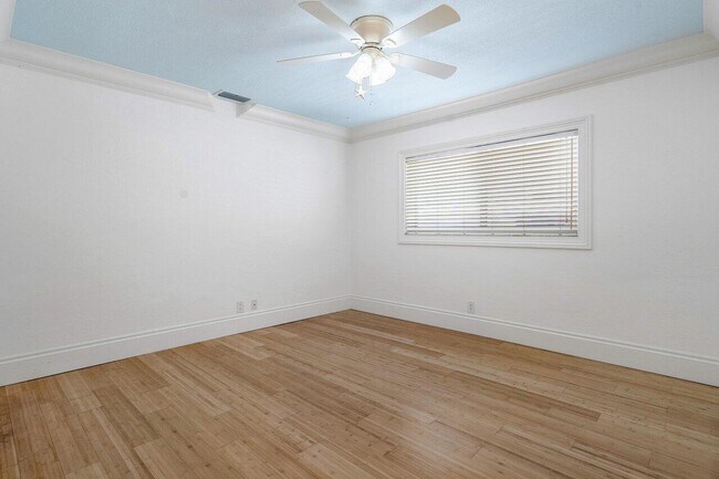 Building Photo - 150 SW 11th Ct