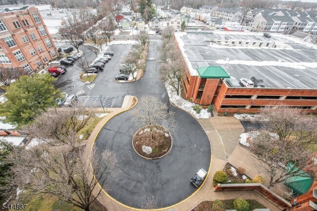 Building Photo - 300 Main St