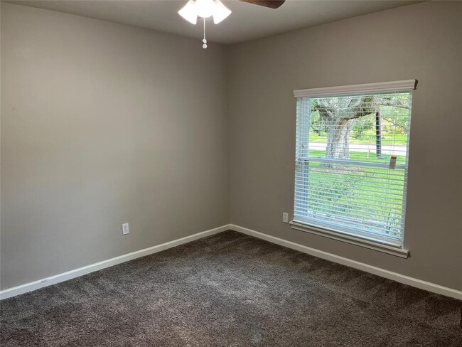 Building Photo - 304 S Shadowbend Dr