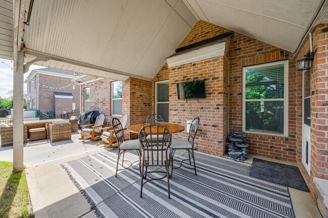 Building Photo - Stunning 4-Bedroom, 3.5-Bath Full Brick Ho...